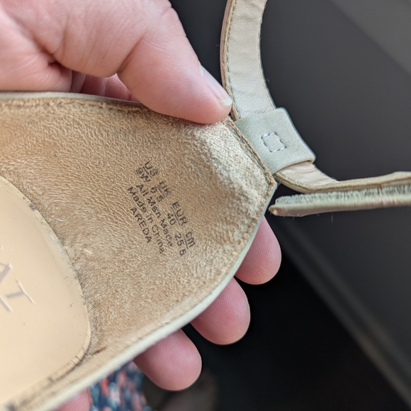 Naturalizer Cream Areda Wedge Sandals, Size 9 Wide - Picture 5 of 5